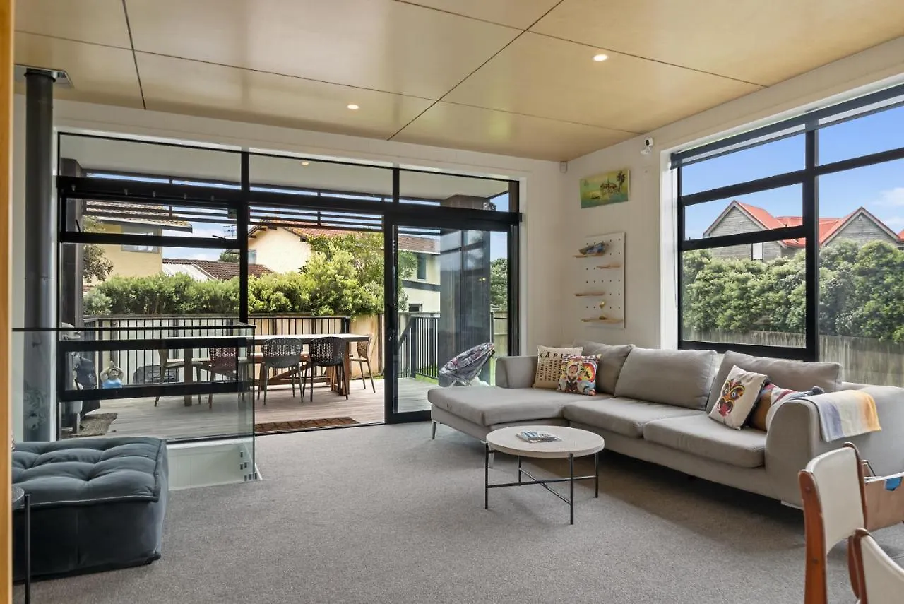 Sun And Serenity - Waikanae Beach Holiday Home
